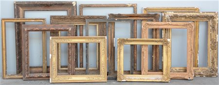 Lotto di dodici cornici in legno e pastiglia dorata di epoche, dimensioni, deco