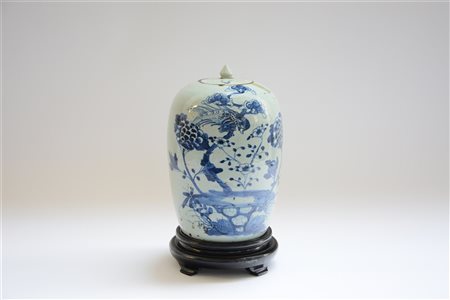 Potiche in porcellana bianca e blu su fondo celadon decorata a volatili su rami