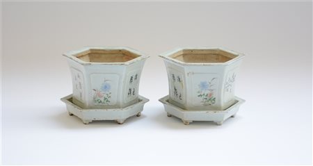 Due fioriere esagonali con sottovaso in porcellana a decoro floreale e calligra