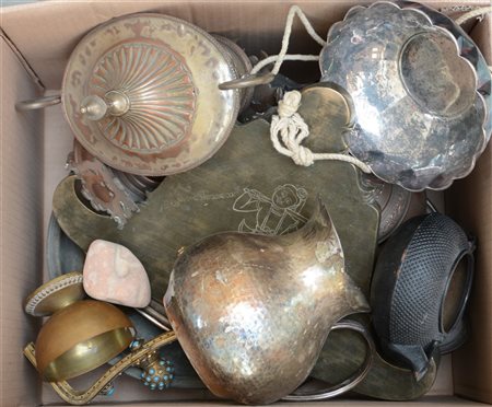 Cartone contenente numerosi oggetti in metallo (difetti)