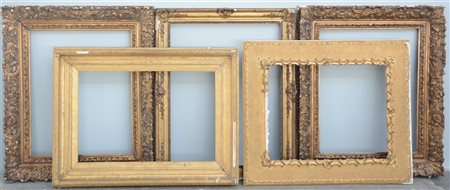 Lotto di cinque cornici in legno e pastiglia dorata di epoche, dimensioni, deco