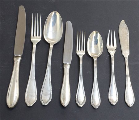 Parte di servizio di posate in argento composto da : ventitre coltelli, ventiqu