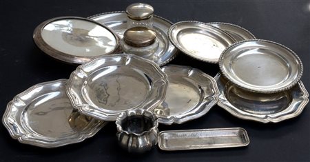 Lotto di argenti composto da : otto piatti, un portapenne ed un vasetto (gr 240