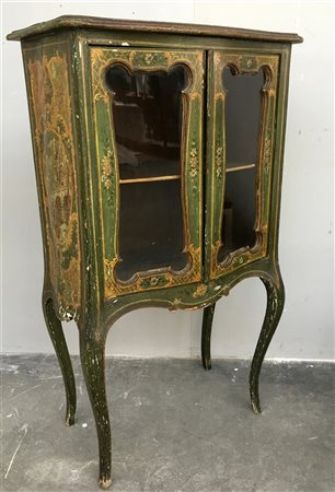 Vetrinetta a due sportelli laccata verde con profili mossi, dipinta con fiori e