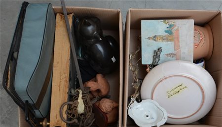 Due cartoni contenenti numerosi oggetti diversi (difetti)