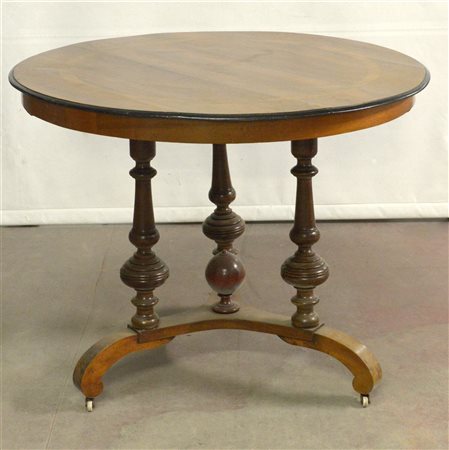 Tavolino con piano tondo lastronato, tre gambe tornite su base lastronata (cm d