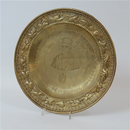 Antico elemosiniere in rame sbalzato decorato nel cavetto con l'effigie di Dome