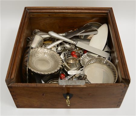 Scatola del secolo XIX contenente numerose bomboniere ed oggetti diversi in arg