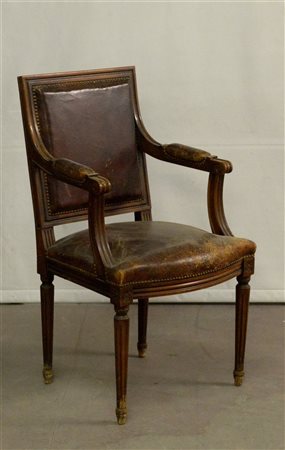 Poltoncina stile Luigi XVI rivestita in cuoio (Difetti)