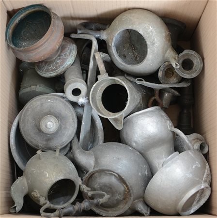 Un cartone contenente numerosi oggetti in peltro e metallo (difetti e mancanze)