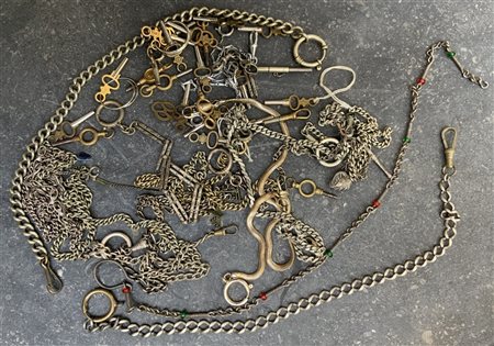 Lotto composto da catene e chiavette per orologi di diversi materiali
(difetti)