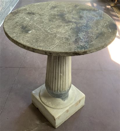 Due tavolini da giardino in marmo bianco con gamba scanalata e piano tondo, mis