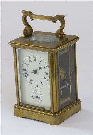 "Officier in ottone con quadrante in smalto, numeri arabi e romani
Misure cm 17