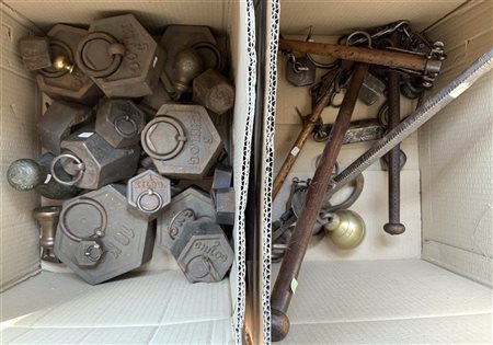 Lotto composto da sei stadere e numerosi pesi diversi (difetti e mancanze)