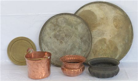 Lotto composto da tre piatti piani, due cache pot ed una casseruola in rame alt