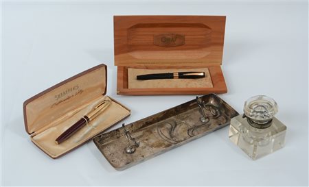 Lotto composto da due stilografiche in astuccio, un calamaio ed una vaschetta p