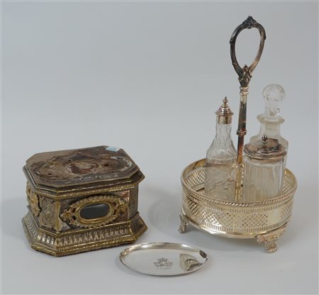 Lotto composto da un portacondimenti con tre contenitori, un piattino in argent