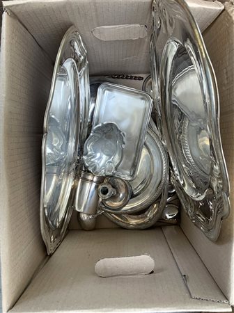 Cartone contenente numerosi oggetti in metallo argentato (difetti)