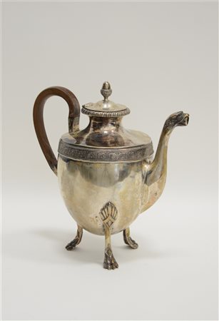 Caffettiera in argento con bordo cesellato, coperchio con profilo cordonato e p