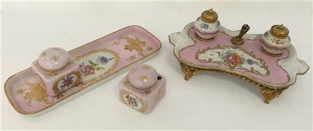 Manifattura francese, due calamai in porcellana policroma a motivi floreali con