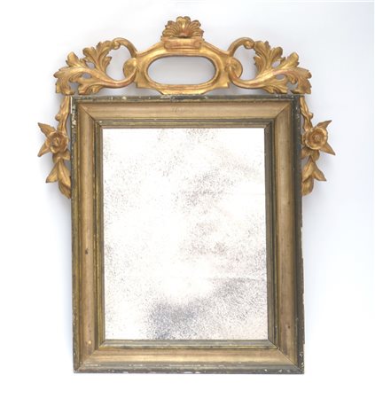 Specchio in legno dorato con cimasa intagliata a volute e fiori (cm 80x63) (di