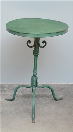 Tavolo con piano tondo da giardino tripode in ferro battuto verniciato di verde