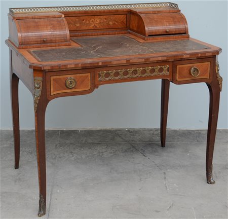Scrittoio con alzata lastronato, intarsiato e filettato in noce e legni vari, d