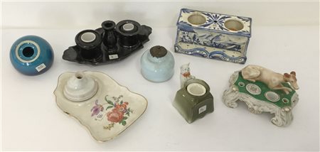 Gruppo di sette calamai in ceramica policroma di cui due con cane e gatto, fatt