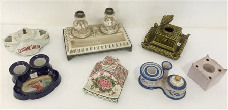 Gruppo di sette calamai in ceramica di cui uno con campanello, fatture differen