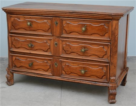 Comò in noce a tre cassetti riquadrati e pannellati, piedi anteriori sagomati e