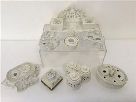 Gruppo di otto calamai in ceramica bianca di fatture differenti (difetti e manc