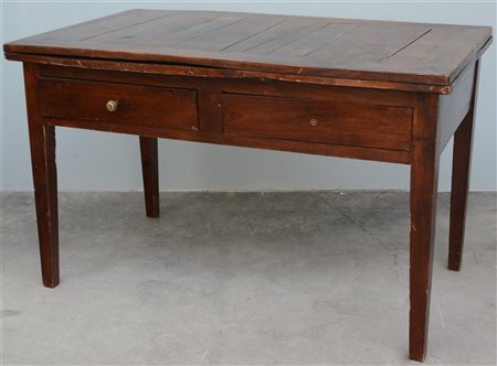 Tavolo con piano rettangolare apribile a libro, due cassetti nella fascia, gamb