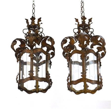 Coppia di lanterne in metallo dorato decorato a foglie (h. cm 50) (difetti)