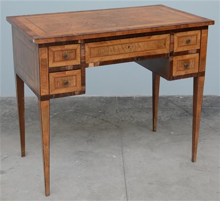 Scrittoio lastronato in noce e radica di noce filettato, cinque cassetti, gambe