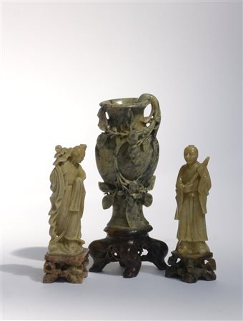 Lotto composto da un vasetto e due sculture raffiguranti immortali in pietra du