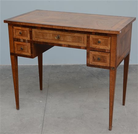 Scrittoio lastronato in noce e radica di noce filettato, cinque cassetti, gambe