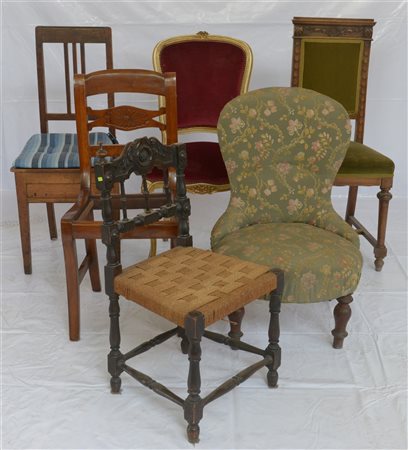 Lotto composto da quattro sedie diverse, una comoda ed una poltroncina da camer