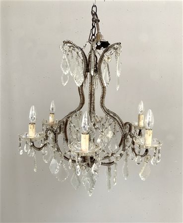 Lampadario a sei luci con struttura in metallo, decorato con perline e pendagli