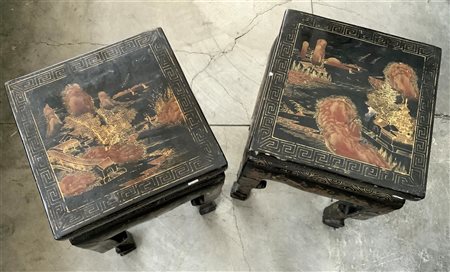 Coppia di sgabelli in legno laccato nero, rosso e oro e decorati a paesaggi, fi