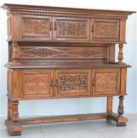 Credenza a sei ante scolpite a volute fogliate e motivi geometrici, montanti in