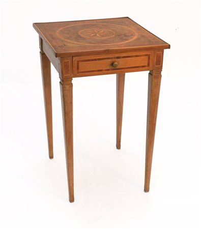 Tavolino da salotto a un cassetto con piano filettato ed intarsiato a stella ed