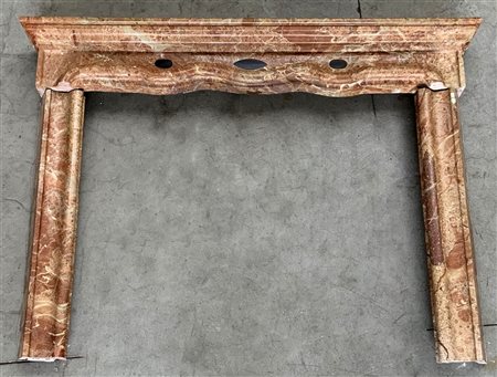 Camino in marmo rosa con fascia frontale mossa (cm 148x106) (difetti)