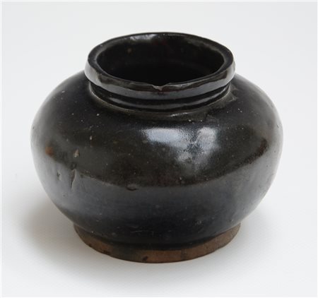 Piccolo in ceramica a spessa invetriatura bruna. Manifattura cinese (h cm 9) (d