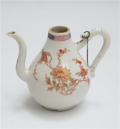 Piccola teiera in porcellana decorata a fiori a smalti policromi, marchio alla