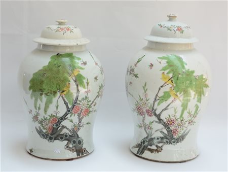 Coppia di potiches in porcellana policroma decorate con coppie di volatili su r