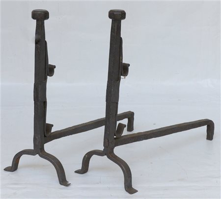 Coppia di alari in ferro battuto, secolo XVI (h cm 64)