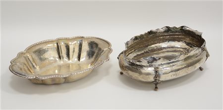Lotto composto da due centrotavola in argento di forma sagomata (g 800 ca.) (di