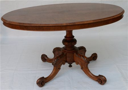 Tavolo da centro con piano ovale radicato, gambe centrale a balaustro con quatt