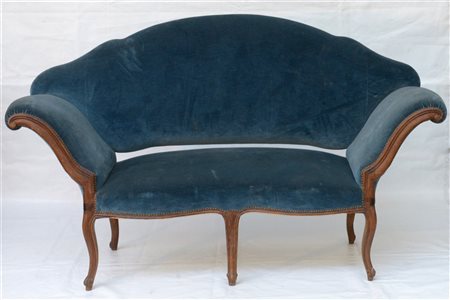 Divano ad orecchioni in noce con braccioli a sagoma e sei gambe mosse. Secolo X