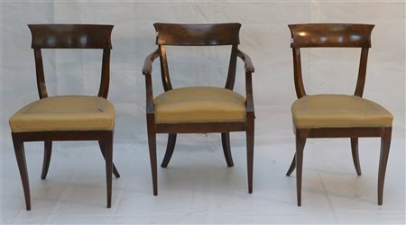 Gruppo di una poltrona ed una coppia di sedie in noce con gambe mosse. Secolo X